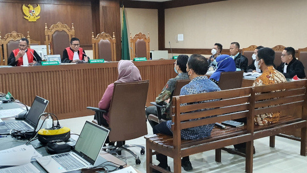 Pejabat Kemendagri Dicecar Soal Bukti Foto Bosnya dengan Bupati Nonaktif Koltim