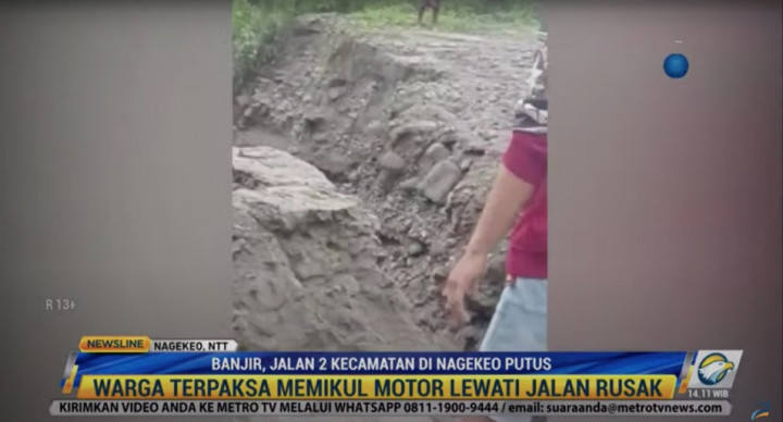 Warga Nekat Gotong Motor Terabas Jalan Rusak Akibat Banjir