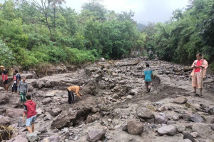 Banjir di Desa Podenura Nagekeo Merusak Badan Jalan