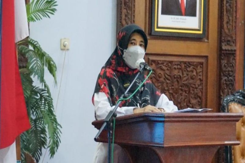 Sekretaris Dinas Kesehatan Kabupaten Batang Ida Susilaksmi sedang melakukan sosialisasi pada masyarakat tentang pentingnya menjaga pola makan untuk ibu hamil dan menyusui, Rabu (29/6/2022). ANTARA/HO-Humas Kabupaten Batang