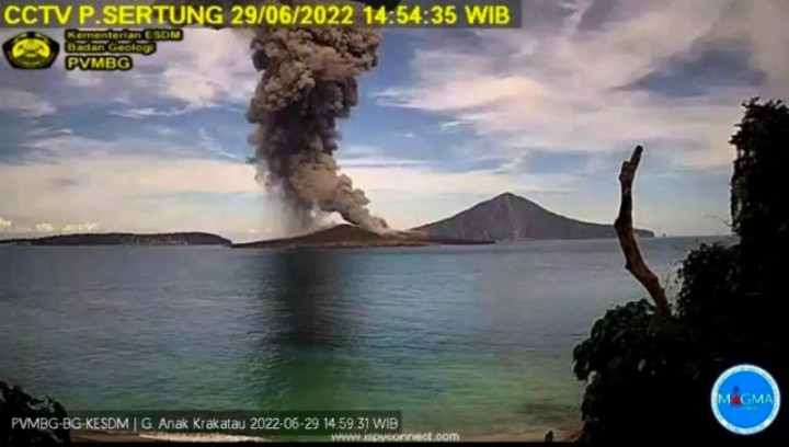 Gunung Anak Krakatau Erupsi, Tinggi Kolom Abu Capai 2.157 meter