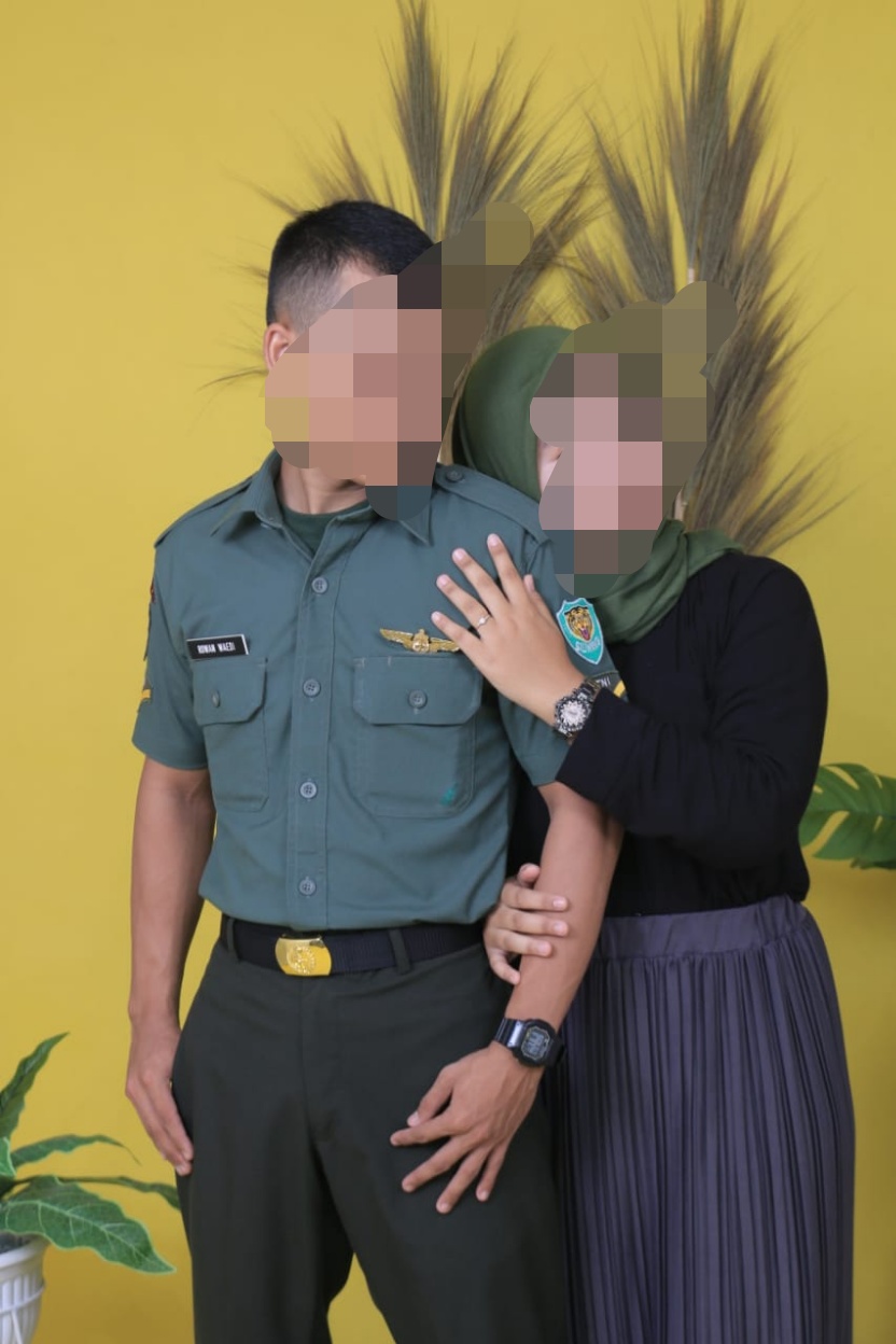 RW saat berfoto bersama dengan DY tunangannya dengan menggunakan seragam TNI.