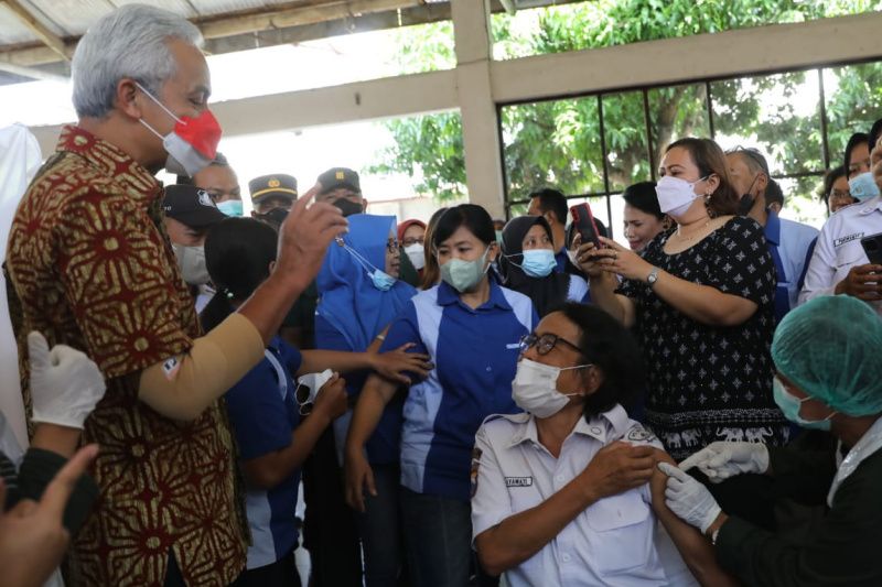 Gubernur Jateng, Ganjar Pranowo (kanan), menghadiri vaksinasi dosis penguat untuk karyawan PT Batik Arjuna Cemerlang Kabupaten Sukoharjo, Kamis, 30 Juni 2022. ANTARA/HO-Humas Pemprov Jateng
