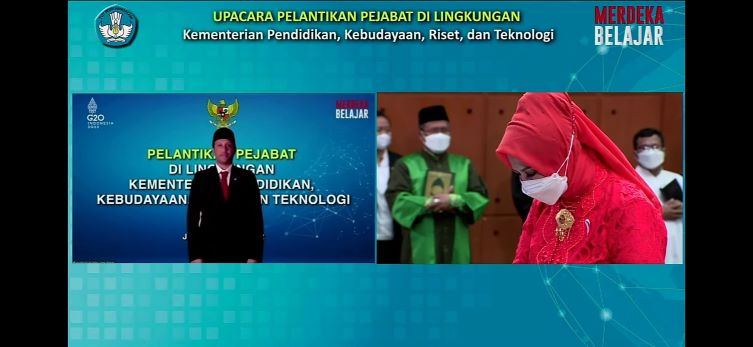 Mendikbudristek, Nadiem Makarim melantik melantik Dyah Sawitri sebagai Kepala Lembaga Layanan Pendidikan Tinggi (LLDikti) Wilayah VII. Foto: YouTube