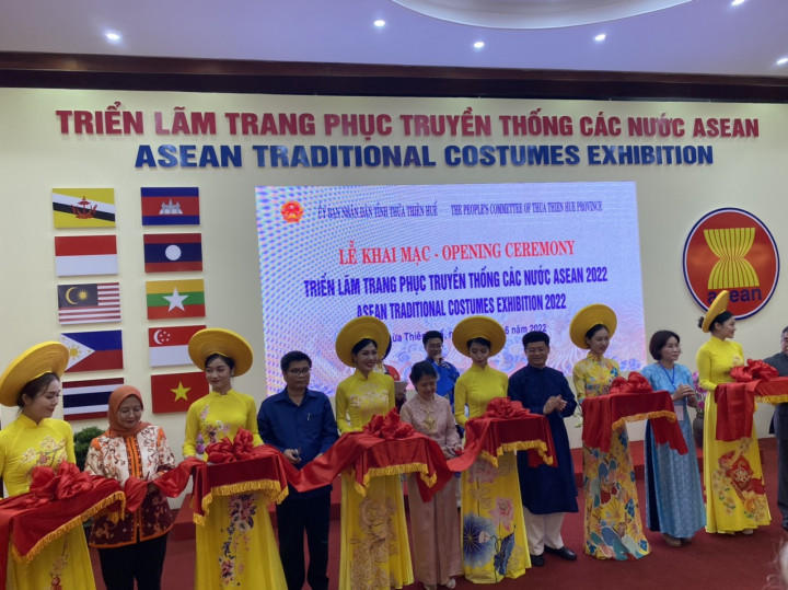 Indonesian Embassy Participated in ASEAN Traditional Costumes Exhibition in Vietnam