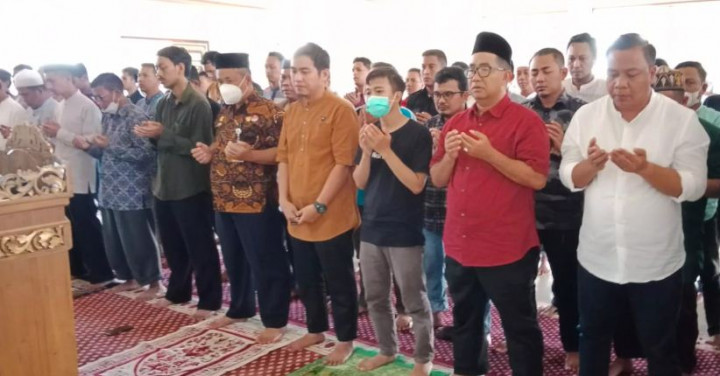 Air Mata Pj Gubernur Sulbar Tak Terbendung Usai Salat Gaib untuk Mendiang Tjahjo Kumolo
