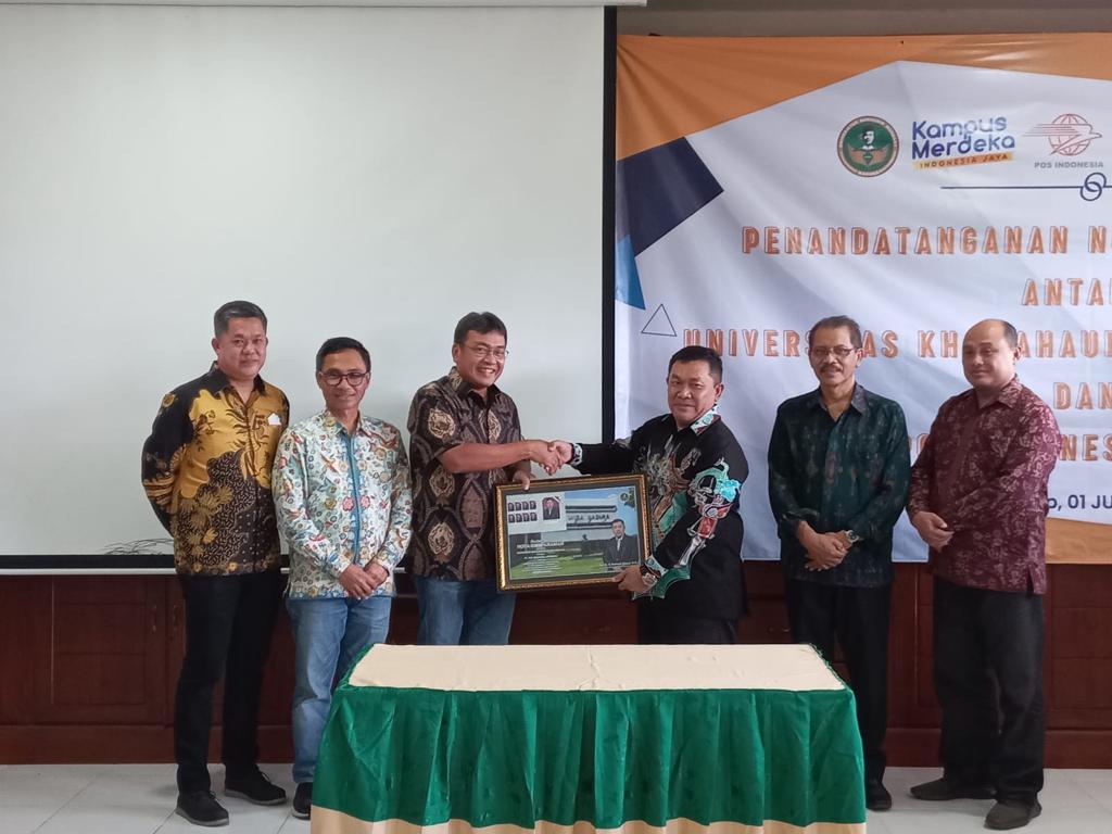PT Pos Indonesia (Persero) menandatangani kerja sama pemanfaatan layanan jasa keuangan dengan Universitas Bahauddin Mudhary (UNIBA) Madura, Jumat, 1 Juli 2022 (Foto:Dok.Renjana Pictures/Febri)