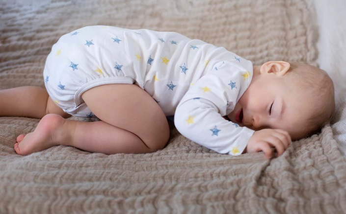 Perlukah Khawatir Jika Buah Hati Tidur Tengkurap?