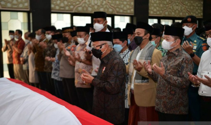 Wapres Pimpin Salat Jenazah Tjahjo Kumolo di Kemenpan RB