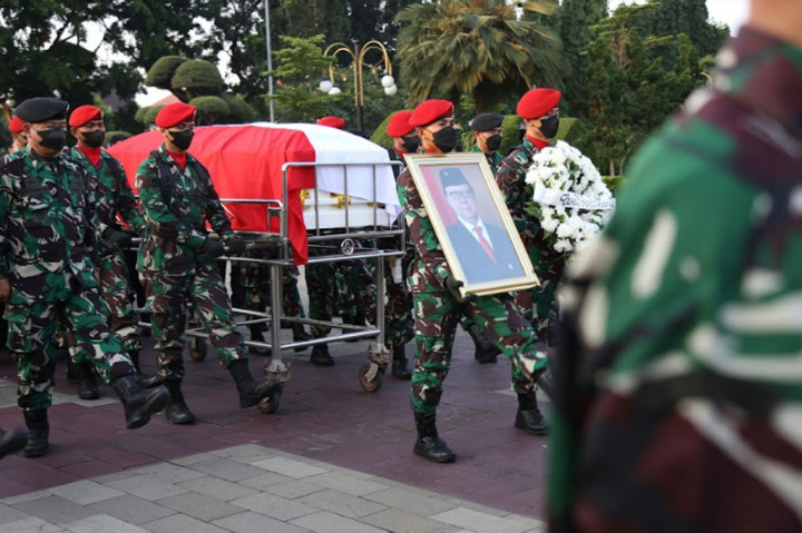 Foto: MenPAN-RB Tjahjo Kumolo Dimakamkan Secara Militer