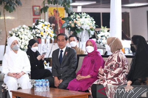 Presiden Jokowi <i>Takziah</i> ke Kediaman Almarhum Tjahjo Kumolo