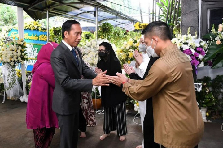Foto: Presiden dan Ibu Iriana Takziah ke Rumah Duka Tjahjo Kumolo
