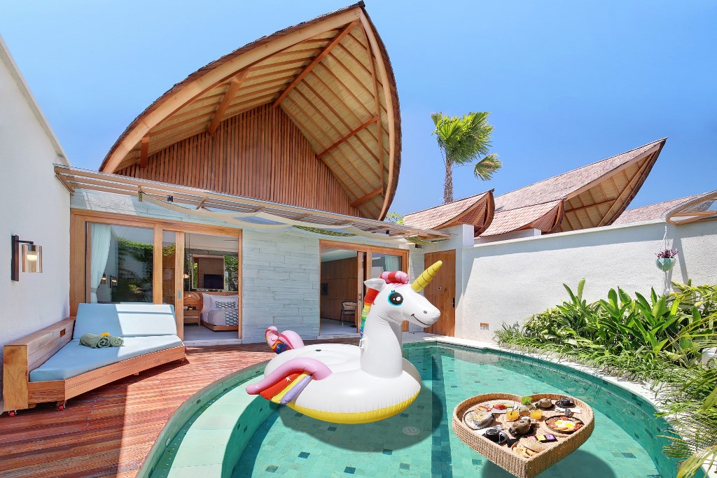 Villa ini memiliki konsep kayu (Foto: Ganendra)