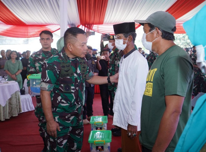 Dukung Ketahanan Pangan, Kasad Dudung Panen Padi Bersama Masyarakat Karawang