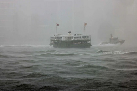 Sebuah Kapal Terbelah Dua di Perairan Hong Kong, Puluhan Kru Hilang