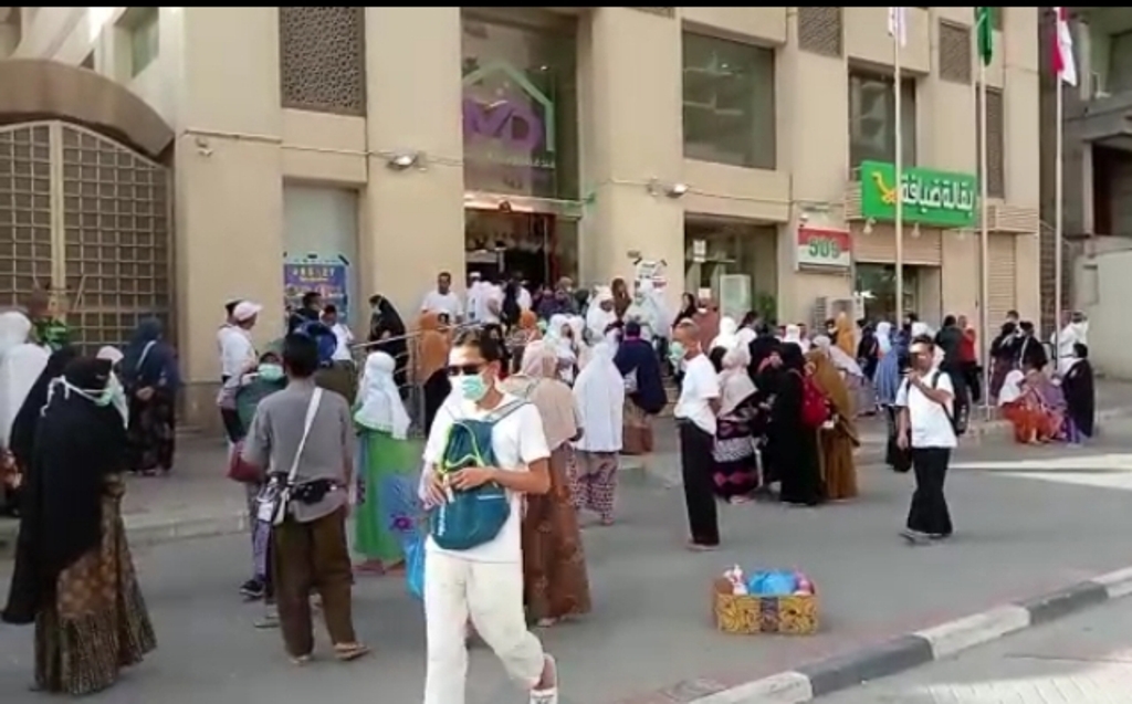 Jemaah haji Indonesia berhamburan ke luar dari dalam Hotel Makarem Diyafah Nomor 509, Kawasan Misfalah, Makkah, Sabtu, 2 Juli 2022.  DOK MCH 2022