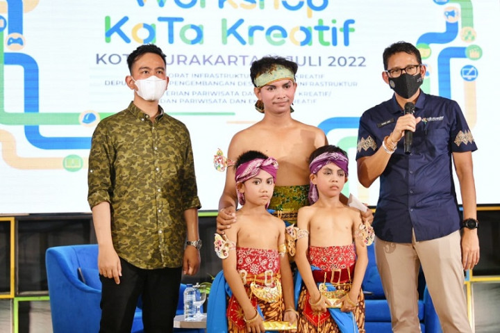 Sandiaga Bantu Tuntaskan Pembuatan Lagu Seniman Solo