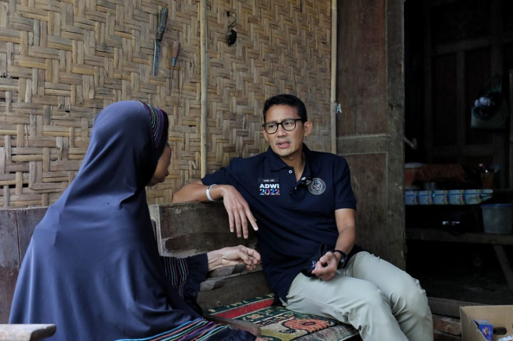 Sandiaga Bantu Nenek Pengidap Asma 32 Tahun