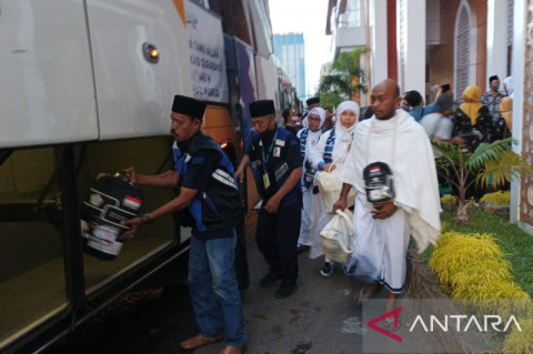 16.835 JCH Berangkat via Embarkasi Surabaya