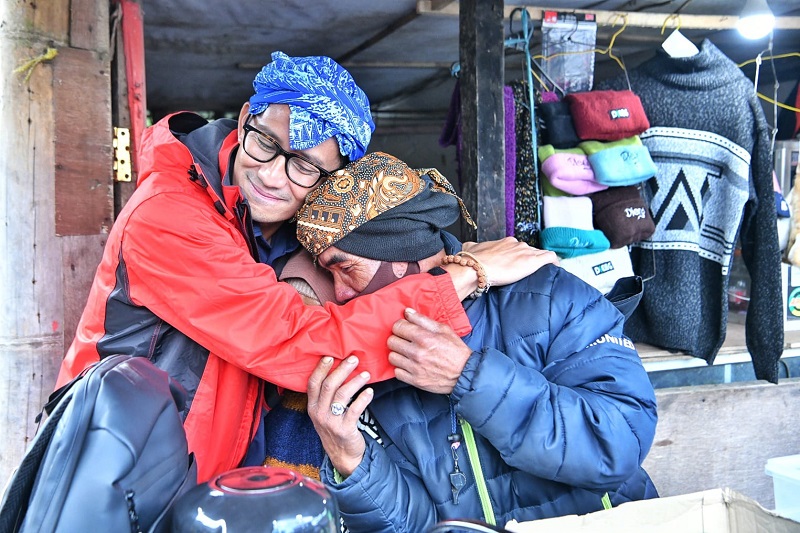 Menparekraf Sandiaga Uno dan penjual kopi, Hartono. (Istimewa)