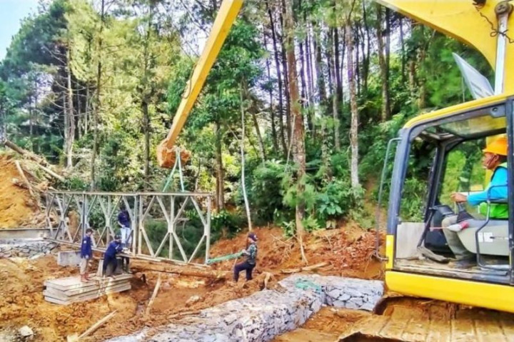 Pemkab Bogor Pasang Jembatan Darurat Usai Banjir Bandang di Leuwiliang