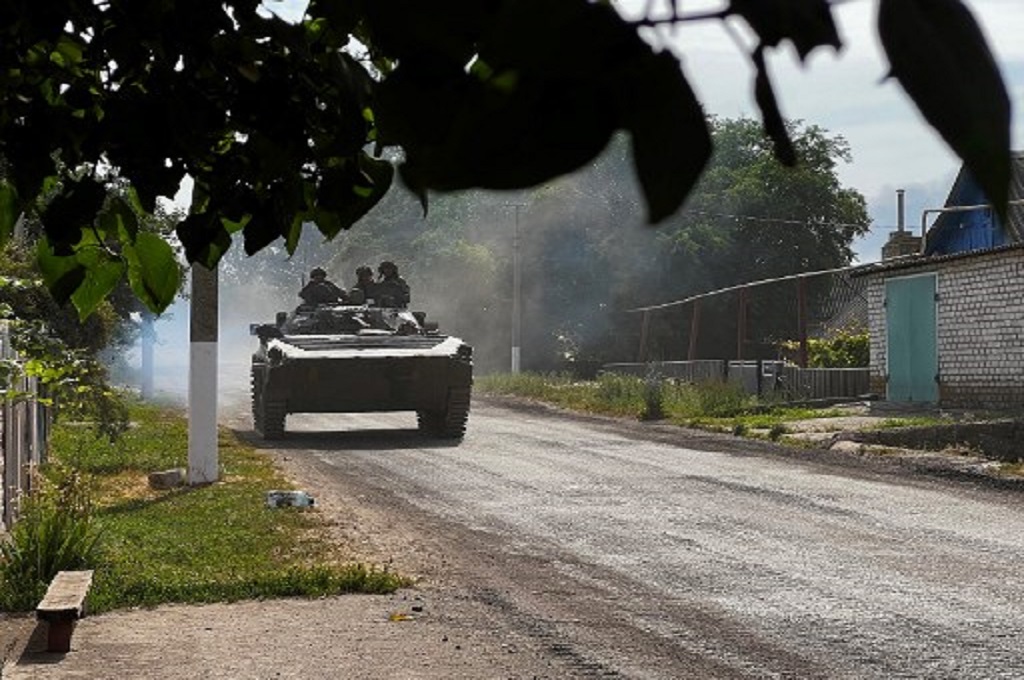 Kendaraan militer Ukraina melaju menuju kota Lysychansk, 26 Juni 2022. (Bagus SARAGIH / AFP)
