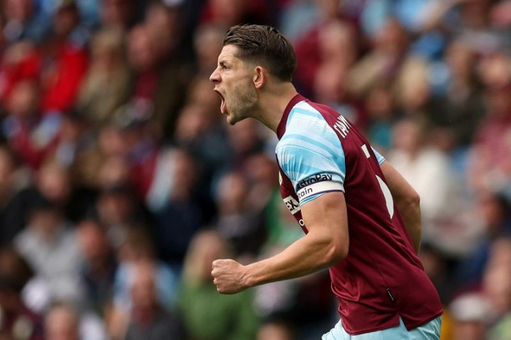 Everton Rekrut Bek Burnley James Tarkowski