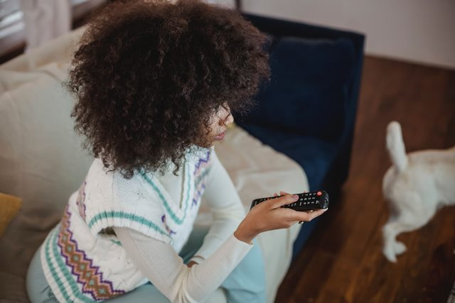 Ini kata ahli untuk kamu mematikan tv atau ponsel sebelum tidur. (Foto: Ilustrasi/Pexels.com)