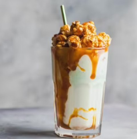 Minuman kekinian yang enggak kalah enaknya, salted caramel popcorn milkshake. (Foto: Dok. Endeus TV)