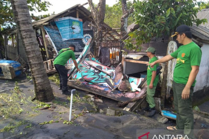 Puluhan Rumah di Pesisir Pantai Palabuhanratu Dihantam Gelombang