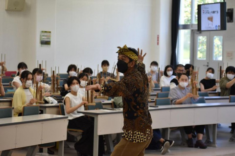 Seniman Jabar Ajarkan Angklung dengan Metode Unik pada Difabel di Jepang