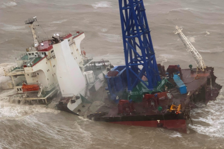 Kapal Terbelah di Laut China Selatan, 12 Mayat Ditemukan