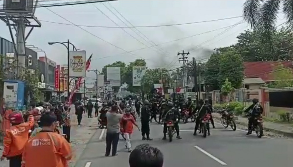 Bentrok 2 Kelompok Massa Di Sleman 11 Kendaraan Dibakar