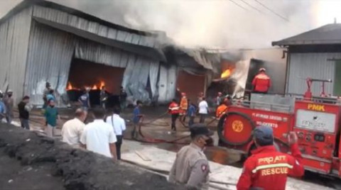 Pabrik Pengolahan Minyak Kopra di Mojokerto Terbakar, 2 Gudang Ambruk