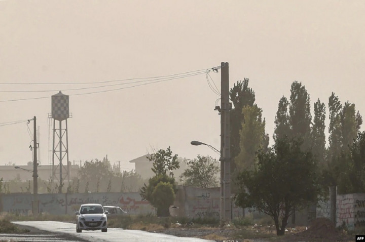 Badai Pasir Picu Penutupan Kantor dan Sekolah di Teheran Iran