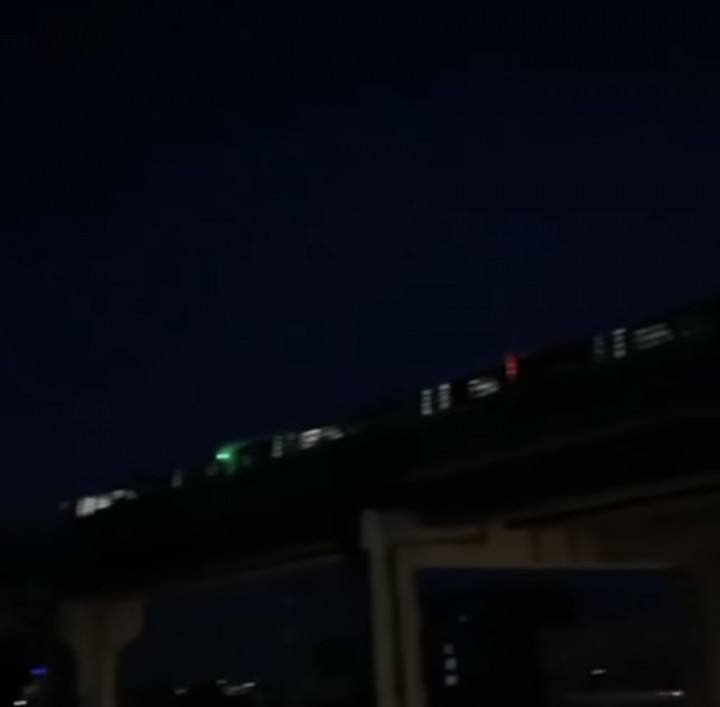 Listrik Mati, Penumpang LRT Palembang Susuri Rel sampai Stasiun Demang