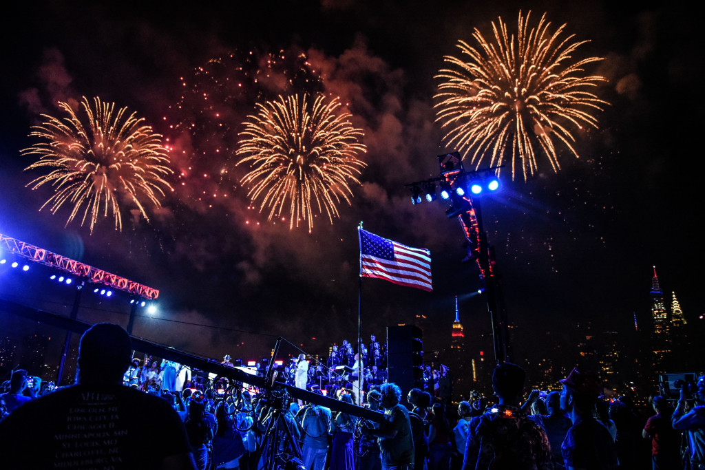 Gemerlap Kembang Api Meriahkan Hari Kemerdekaan AS