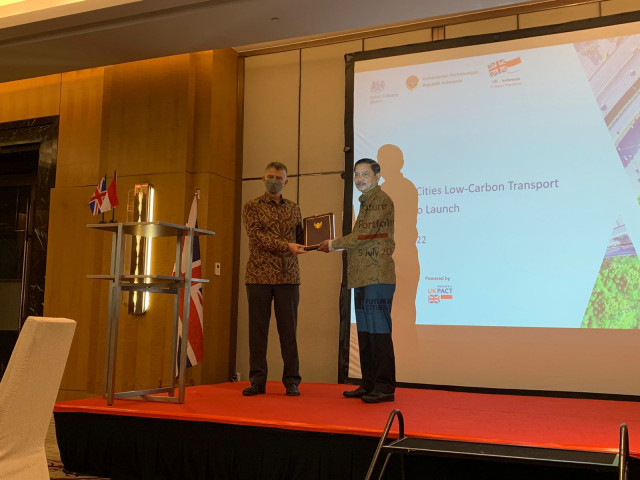 Duta Besar Inggris untuk Indonesia Owen Jenkins dan Dirjen Perhubungan Darat Kementerian Perhubungan RI./Medcom.id-Marcheilla