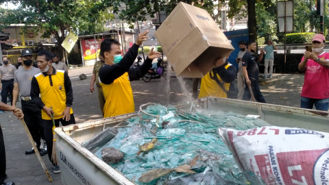 Masyarakat Gotong Royong Bersihkan Lokasi Kericuhan di Babarsari Sleman