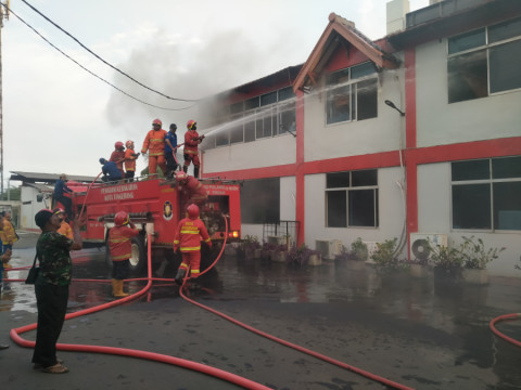Rumah Makan di Tangerang Terbakar, 2 Petugas Terluka
