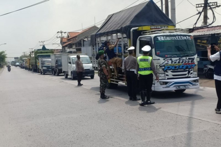 Tim Gabungan Gencarkan Penyekatan Angkutan Hewan di Gresik