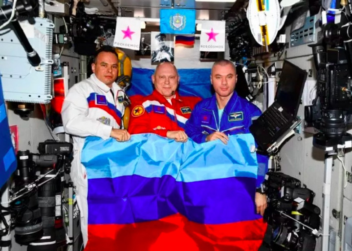 Dari Luar Angkasa, Kosmonot Rusia Rayakan Keberhasilan Penguasaan Luhansk Dari Luar Angkasa, Kosmonot Rusia Rayakan Keberhasilan Penguasaan Luhansk