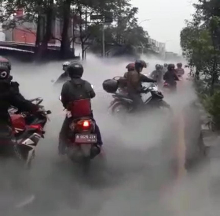 Tabung CO2 Bocor, Jalan Gatot Subroto Karawaci Tangerang Berselimut Asap Putih