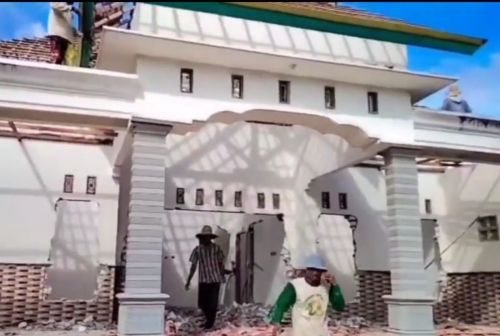 Kisruh Harta <i>Gono-Gini</i>, Suami Pilih Hancurkan Rumah Mewahnya dengan Alat Berat