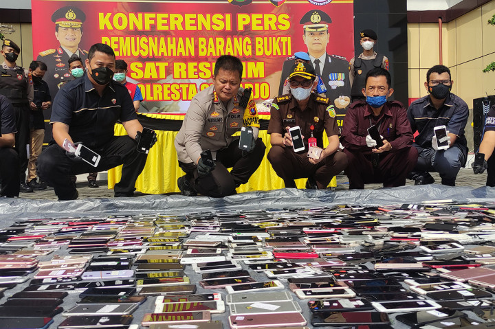 Polresta Sidoarjo Musnahkan Ratusan Handphone Sitaan