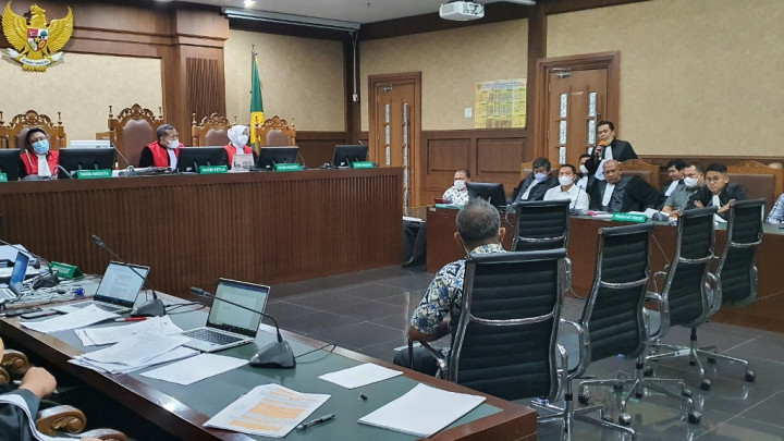 Hakim Semprot Saksi Sidang Terbit Perangin Angin