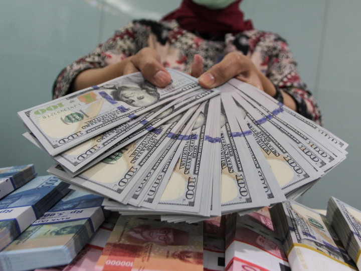 Jelang Pengumuman Notula Rapat The Fed, Rupiah Ditutup Rp14.999/USD