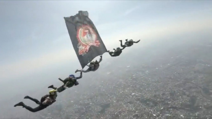 Kisah 41 Penerjun Kibarkan Bendera di HUT Bhayangkara