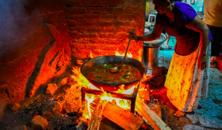 Krisis Parah, Warga Sri Lanka Kembali Memasak Gunakan Kayu Bakar