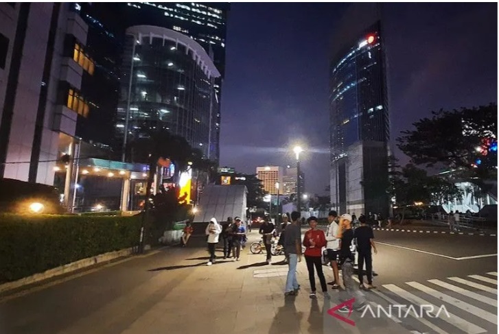 Sekelompok remaja asal Citayam berkumpul di kawasan Sudirman Jakarta dengan gaya berbusana yang nyentrik. ANTARA/Chairul Rohman/am.